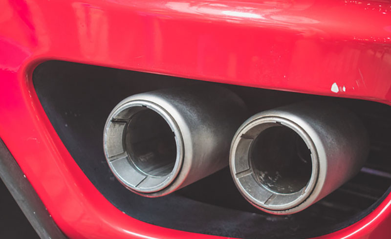 Hàng hiếm Ferrari F430 Spider tháo bánh lau chùi trên vỉa hè Sài Gòn